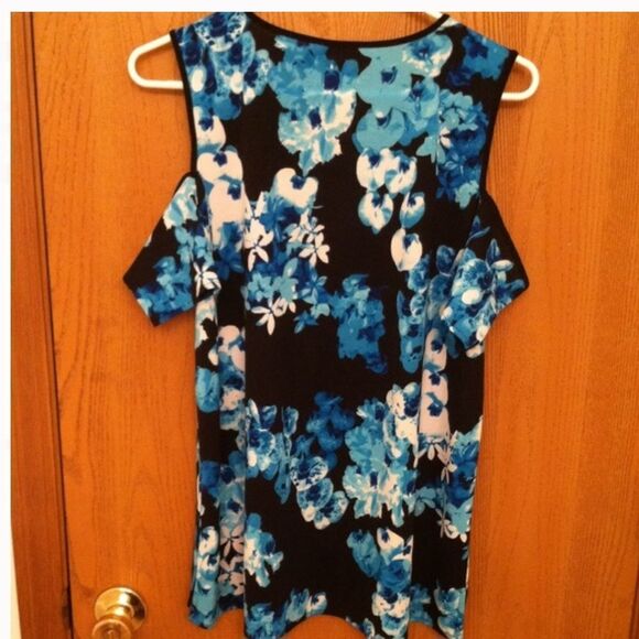 ✨ Calvin Klein
Floral Printed Cold-Shoulder Top✨ - Picture 4 of 4